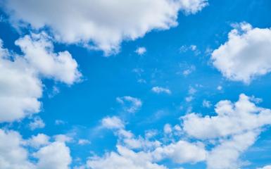 Błękitne niebo z białymi chmurami
