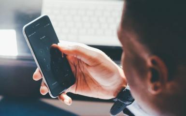 osoba trzymająca telefon w ręce