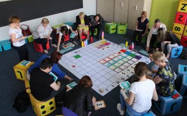 Grupa osób grająca w grę