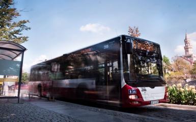 Autobus miejski na ulicy Piastowskiej