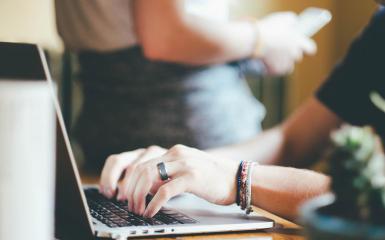 osoba pisząca na laptopie