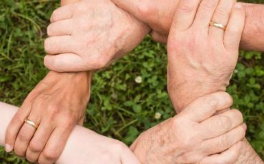 Grupa osób trzymająca się za ręce