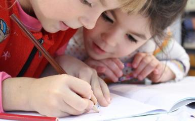 Dziewczynki odrabiające lekcję