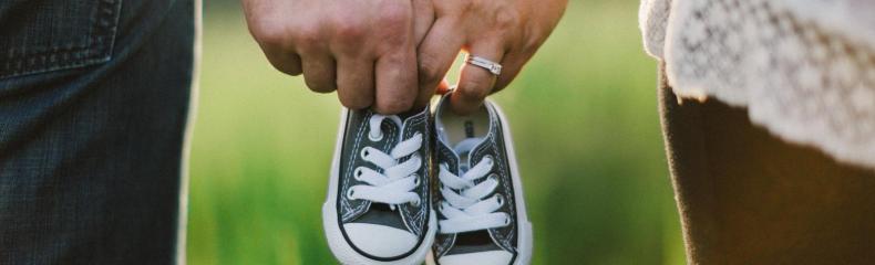 Para trzymająca się za ręce 