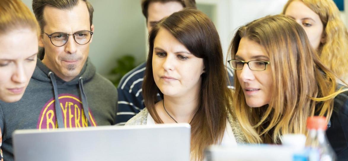 osoby patrzące na monitor laptopa