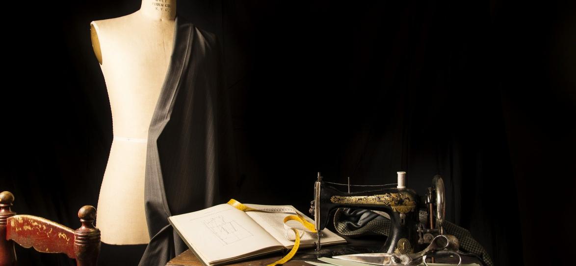 Manekin i maszyna do szycia
